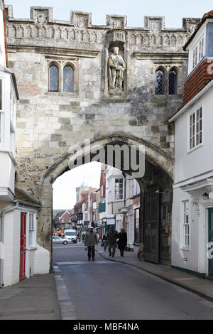 Die High Street Tor aus der Kathedrale in Salisbury, Wiltshire. Stockfoto