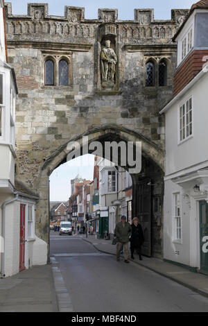 Die High Street Tor aus der Kathedrale in Salisbury, Wiltshire. Stockfoto