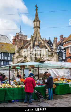 Ein Markt neben dem Geflügel Kreuz oder Alte Markt Kreuz in Salisbury, Wiltshire. Stockfoto