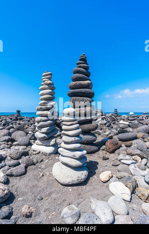 Stapel der Steine am Strand in Puerto de la Cruze, Teneriffa Stockfoto