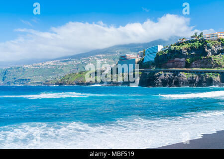 Blick auf die Küste und das Meer in Puerto de la Cruz und Meer, Teneriffa, Kanarische Inseln Stockfoto