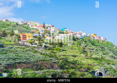 Blick auf die Kanarischen Inseln typische Landschaft mit bunten Häusern von Icod de los Vinos Stadt in Teneriffa, Kanarische Inseln Stockfoto