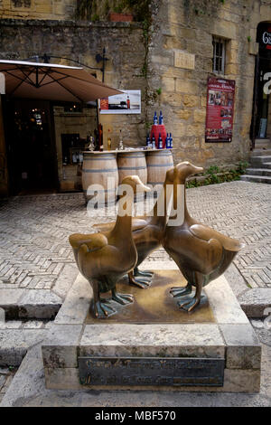 Les Trois Oie, Die drei Gänse Statue in Place du Marché aux Oies der Marktplatz Sarlat la Caneda Dordogne Frankreich Stockfoto