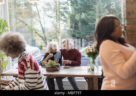 Zärtlich paar Tee trinken im Cafe Shop Fenster Stockfoto