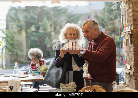 Paar Einkaufen, Surfen Kaffeetassen im Shop Stockfoto