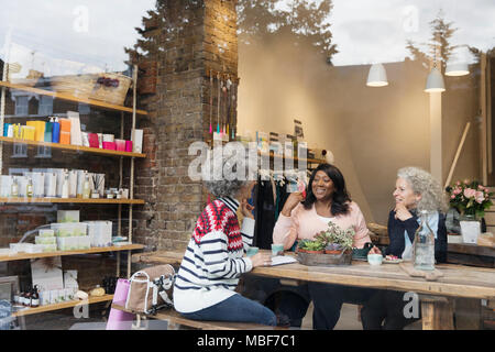Frauen Freunde trinken Kaffee im Cafe Shop Stockfoto
