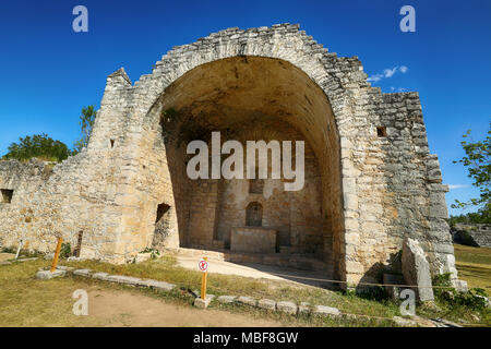 Ruinen der spanischen katholischen Kirche in der alten Maya-Stadt ,Dzibilchaltun, Yucatan, Mexiko Stockfoto