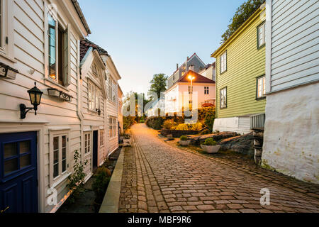 Bergen, Norwegen, Altstadt Straße mit Kopfsteinpflaster und Holzhäuser in der Nacht Stockfoto