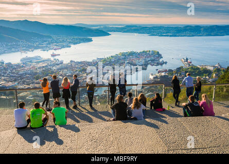 Touristen besuchen die Stadt Bergen, Norwegen von Berg Floyen bei Sonnenuntergang Stockfoto