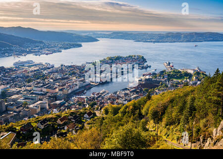 Bergen Norwegen Stadtbild vom Floyen Berg bei Sonnenuntergang Stockfoto