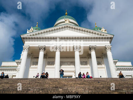 Touristen auf den Stufen der Kathedrale von Helsinki, Helsinki, Finnland, Europa Stockfoto