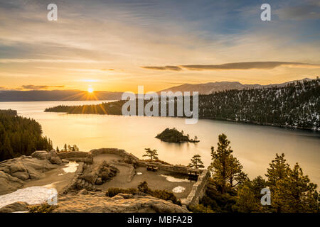 Emerald Bay am Lake Tahoe bei Sonnenuntergang, Sierra Nevada, Kalifornien, USA