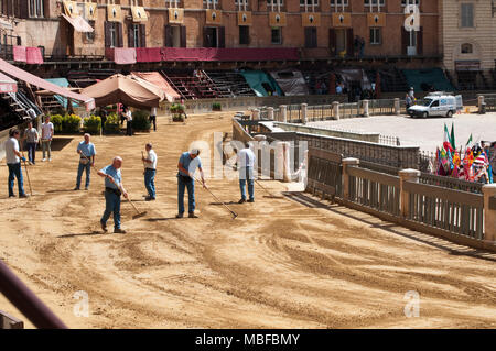 Palio di Siena Pferderennen. Übersicht Vorbereitung der Rennstrecke durch Abdecken mit einer dicken Schicht aus Sand. Stockfoto
