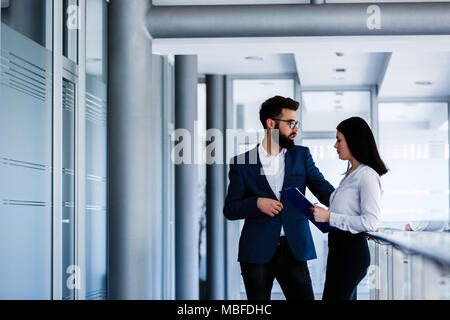 Business Paar diskutieren über ihren Job und Hobeln wie zum Erfolg Stockfoto