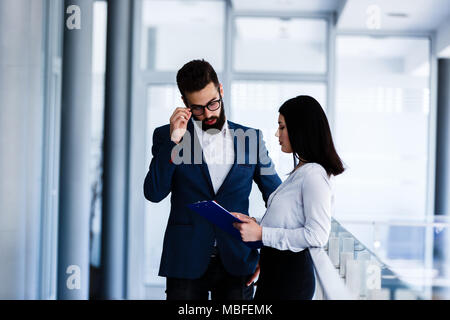 Business Paar diskutieren über ihre Probleme im Job und zu versuchen, es zu lösen Stockfoto