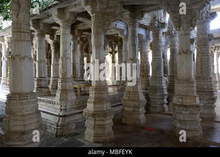 Kunstvoll geschnitzten Marmorsäulen der Adinath Tempel, die Szenen aus dem Leben des Heiligen Ranakpur Jain Tempel Rajathan Indien Stockfoto