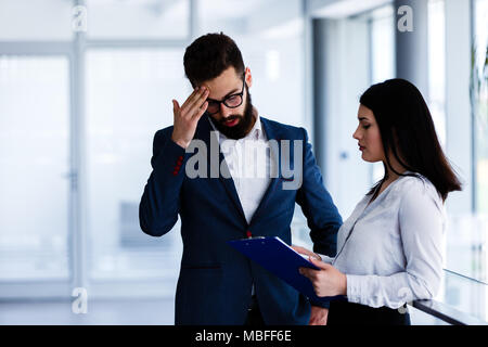 Business Paar diskutieren über ihre Probleme im Job und zu versuchen, es zu lösen Stockfoto