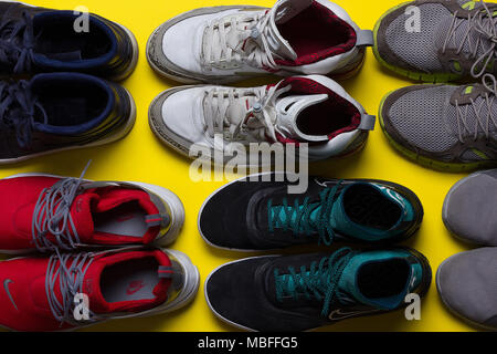 Sneakers gegen einen hellen Hintergrund, studio Shot, Ansicht von oben Stockfoto