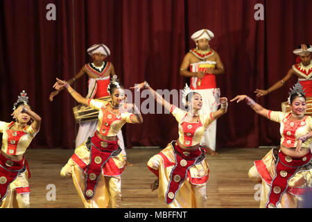 Sangaraja Mawatha Kandy Zentralprovinz Sri Lanka Kandy Kulturzentrum Kandyan Tänzerinnen Puja Natuma Stockfoto