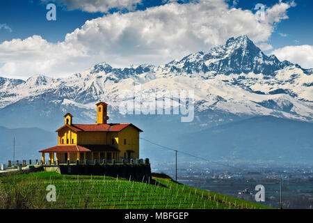 Langhe - Partisan Schrein von Bastia Mondovì und Monviso. Stockfoto