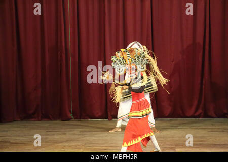 Sangaraja Mawatha Kandy Zentralprovinz Sri Lanka Kandy Kulturzentrum Kandyan Tänzer Performing Naga Gurulu Maskentanz Stockfoto