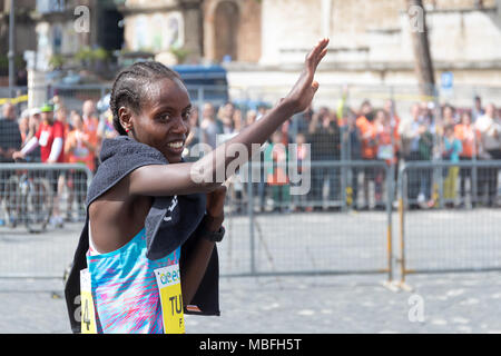 Rom, Italien, 8. April 2018: Rahma Tusa Chota Gewinner der 24. Ausgabe des Rom Marathon und Laufen für Spaß in Rom. Auf dem Foto, Tusa grüßt die a Stockfoto