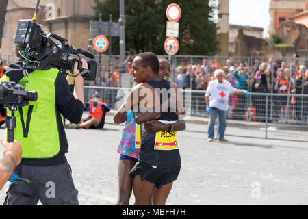 Rom, Italien, 8. April 2018: Rahma Tusa Chota Gewinner der 24. Ausgabe des Rom Marathon und Laufen für Spaß in Rom. Auf dem Foto, Tusa in der Finis Stockfoto