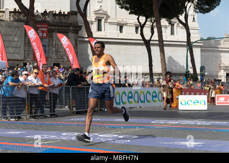 Rom, Italien, 8. April 2018: GIRMAY BIRHANU GEBRU Fünfter bei der 24. Auflage des Rom Marathon und Laufen für Spaß in Rom. Auf dem Foto, auf arriva Gebru Stockfoto