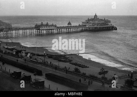 Eastbourne Pier und der Grand Parade ca. 1920er Jahre. Bitte beachten Sie, dass das Bild einige Unvollkommenheiten aufgrund des Alters zeigen könnte. Stockfoto