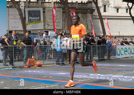 Rom, Italien, 8. April 2018: BELETE MEKONEN GEZU Zehnte bei der 24. Auflage des Rom Marathon und Laufen für Spaß in Rom. Im Bild, Gezu auf Arriva Stockfoto