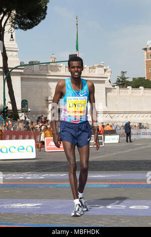 Rom, Italien, 8. April 2018: SHENGO KEBEDE LIYEW zwölften auf der 24. Ausgabe des Rom Marathon und Laufen für Spaß in Rom. Im Bild, Kipsaat auf einem Stockfoto