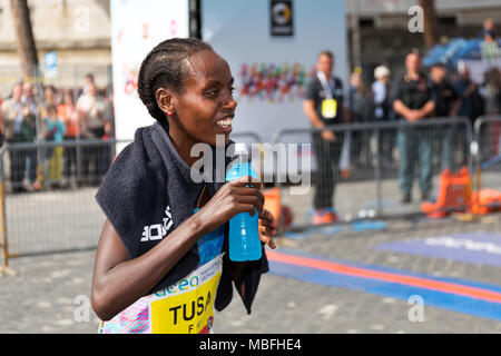 Rom, Italien, 8. April 2018: Rahma Tusa Chota Gewinner der 24. Ausgabe des Rom Marathon und Laufen für Spaß in Rom. Auf dem Foto, Tusa in der Finis Stockfoto