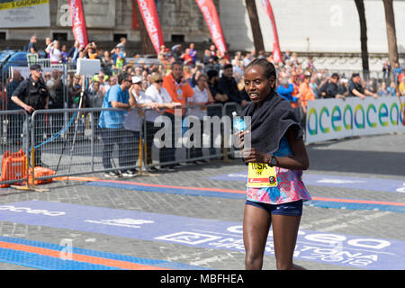 Rom, Italien, 8. April 2018: Rahma Tusa Chota Gewinner der 24. Ausgabe des Rom Marathon und Laufen für Spaß in Rom. Auf dem Foto, Tusa in der Finis Stockfoto