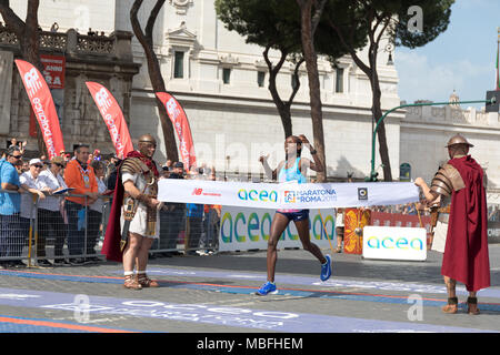 Rom, Italien, 8. April 2018: Rahma Tusa Chota Gewinner der 24. Ausgabe des Rom Marathon und Laufen für Spaß in Rom. Im Foto Tusa während crossin Stockfoto