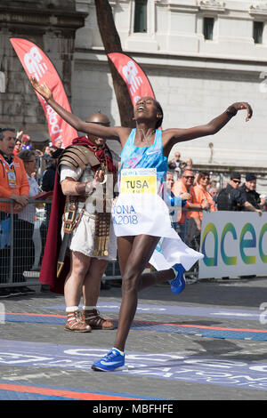 Rom, Italien, 8. April 2018: Rahma Tusa Chota Gewinner der 24. Ausgabe des Rom Marathon und Laufen für Spaß in Rom. Im Foto Tusa während crossin Stockfoto