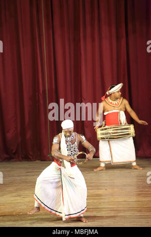 Sangaraja Mawatha Kandy Zentralprovinz Sri Lanka Kandy Kulturzentrum Kandyan Tänzerin Durchführung der Panatheru Natuma Stockfoto