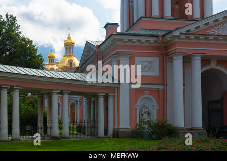 Russland, SANKT PETERSBURG - 18. AUGUST 2017: Glockenturm (1812) des Heiligen Kreuzes Kosak Kathedrale Stockfoto