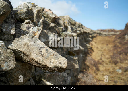 Ungewöhnliche Mauer aus Stein gebaut aus Granit Felsen schlängelt sich durch die felsige Landschaft von Uig auf der Isle of Lewis in Schottland. Stockfoto