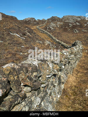 Ungewöhnliche Mauer aus Stein gebaut aus Granit Felsen schlängelt sich durch die felsige Landschaft von Uig auf der Isle of Lewis in Schottland. Stockfoto