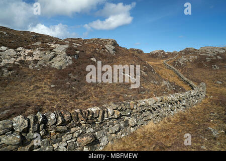 Ungewöhnliche Mauer aus Stein gebaut aus Granit Felsen schlängelt sich durch die felsige Landschaft von Uig auf der Isle of Lewis in Schottland. Stockfoto