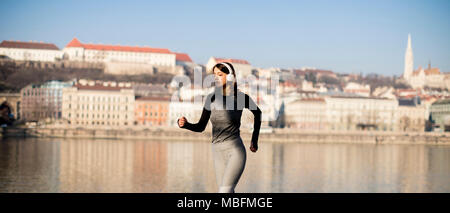 Frau in Sportkleidung auf Donau Promenade in Budapest, Ungarn Stockfoto