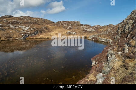 Ungewöhnliche Mauer aus Stein gebaut aus Granit Felsen schlängelt sich durch die felsige Landschaft von Uig auf der Isle of Lewis in Schottland. Stockfoto