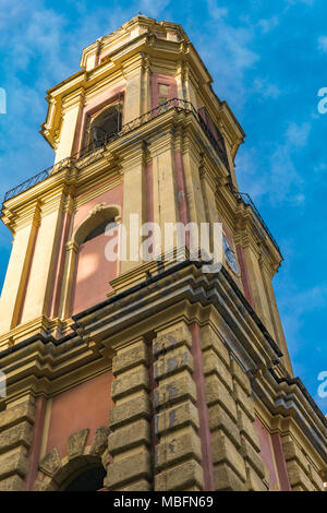 Glockenturm der Basilika von San Gervasio e Protasio in Rapallo, Italien Stockfoto