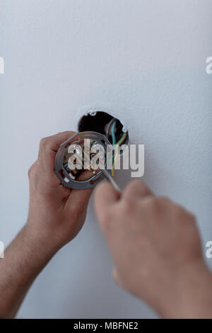 Professionellen Elektriker Kabel an der Buchse im neuen Gebäude, in der Nähe Stockfoto