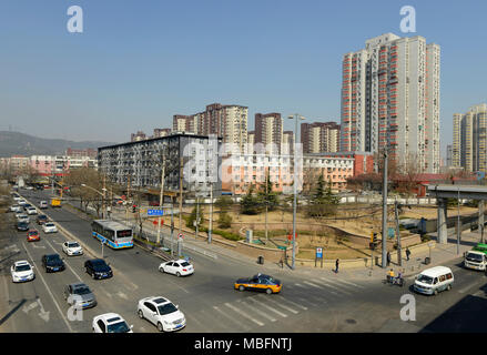 Einer Kreuzung in Jinding Wohngebiet im Westen von Peking, China, an einem Samstag Morgen im frühen Frühjahr Stockfoto