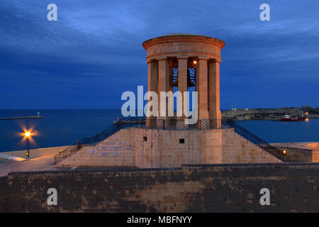 Die Belagerung Bell Kriegerdenkmal am Abend in der Stadt Valletta, Malta. Stockfoto