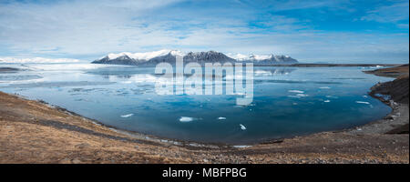 Panorama der Gletscherlagune Jokulsarlon bei Tageslicht und blauer Himmel mit Bergen in Island Stockfoto