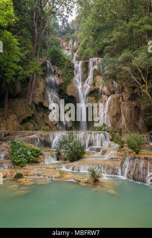 Schöne Aussicht auf den Main fallen am Tat Kuang Si Wasserfälle in der Nähe von Luang Prabang in Laos. Stockfoto