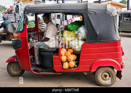 Horizontale Ansicht eines Tuk-tuk Fahrer mit einer Lieferung in Dambulla Obst und Gemüse Großhandelsmarkt in Sri Lanka. Stockfoto