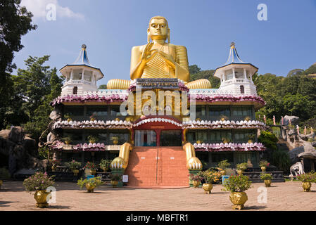 Horizontale Ansicht der vorderen Eingang an der Goldene Tempel von Dambulla, Sri Lanka. Stockfoto